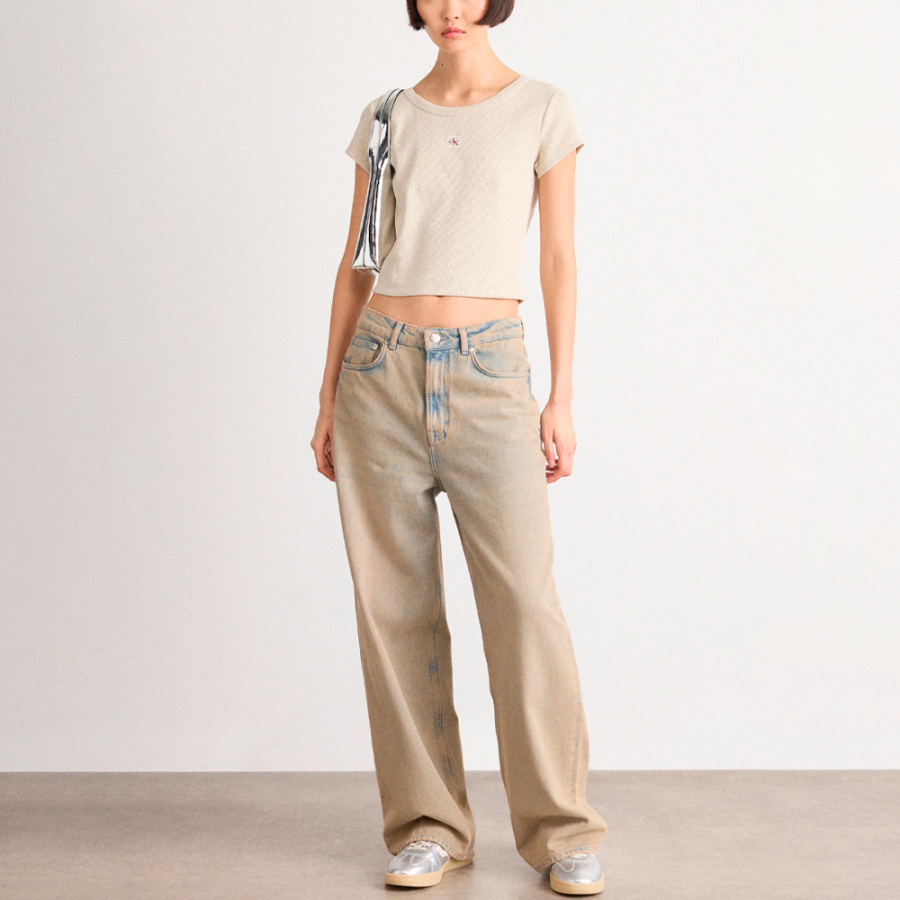 slim-fit-t-shirt-aus-gerippter-baumwolle-mit-aufnaher