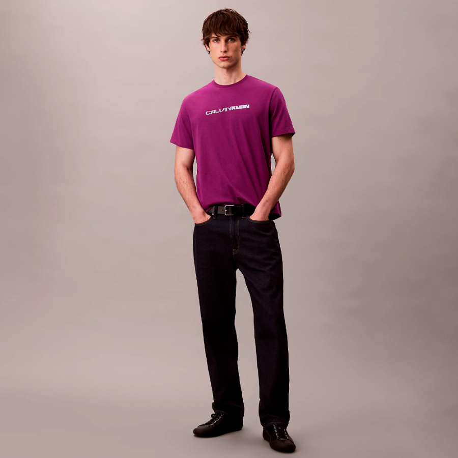 locker-sitzendes-t-shirt-mit-auffalligem-grafiklogo