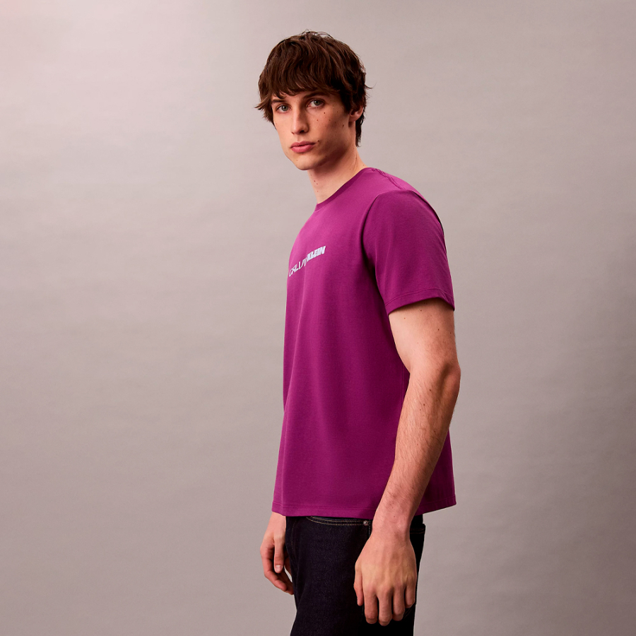 locker-sitzendes-t-shirt-mit-auffalligem-grafiklogo