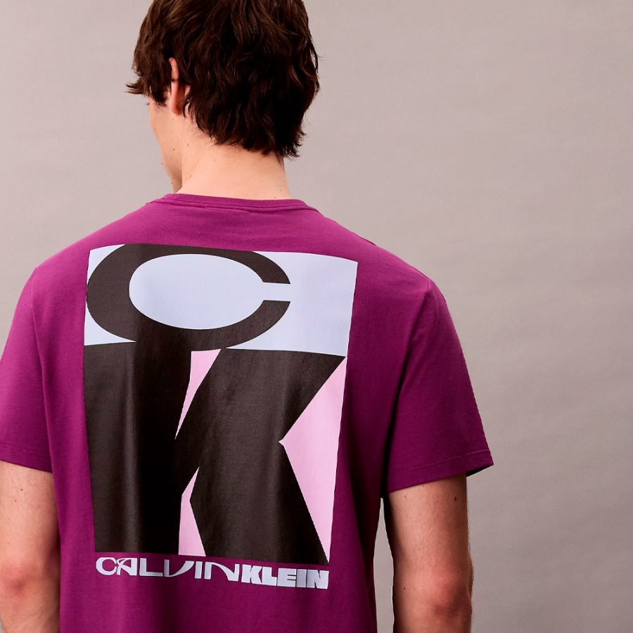 locker-sitzendes-t-shirt-mit-auffalligem-grafiklogo