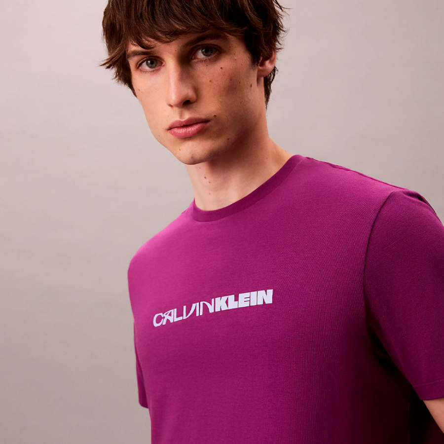 loose-fitting-tee-with-bold-graphic-logo