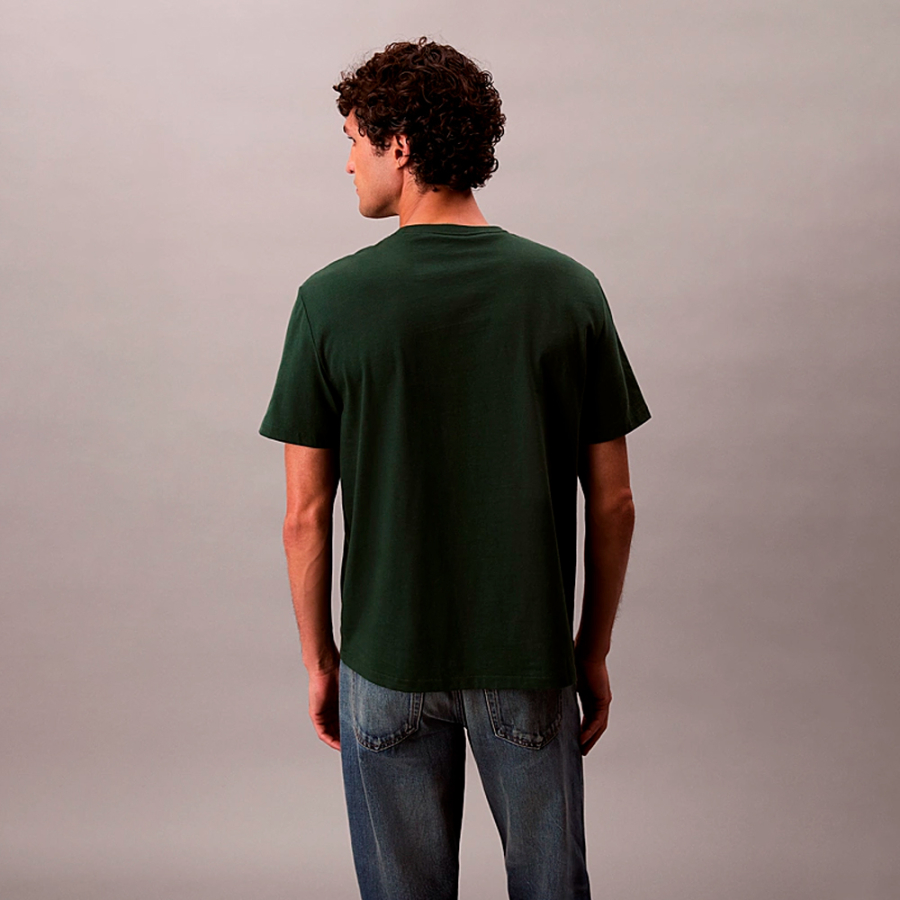 locker-sitzendes-t-shirt-mit-gesticktem-monogramm