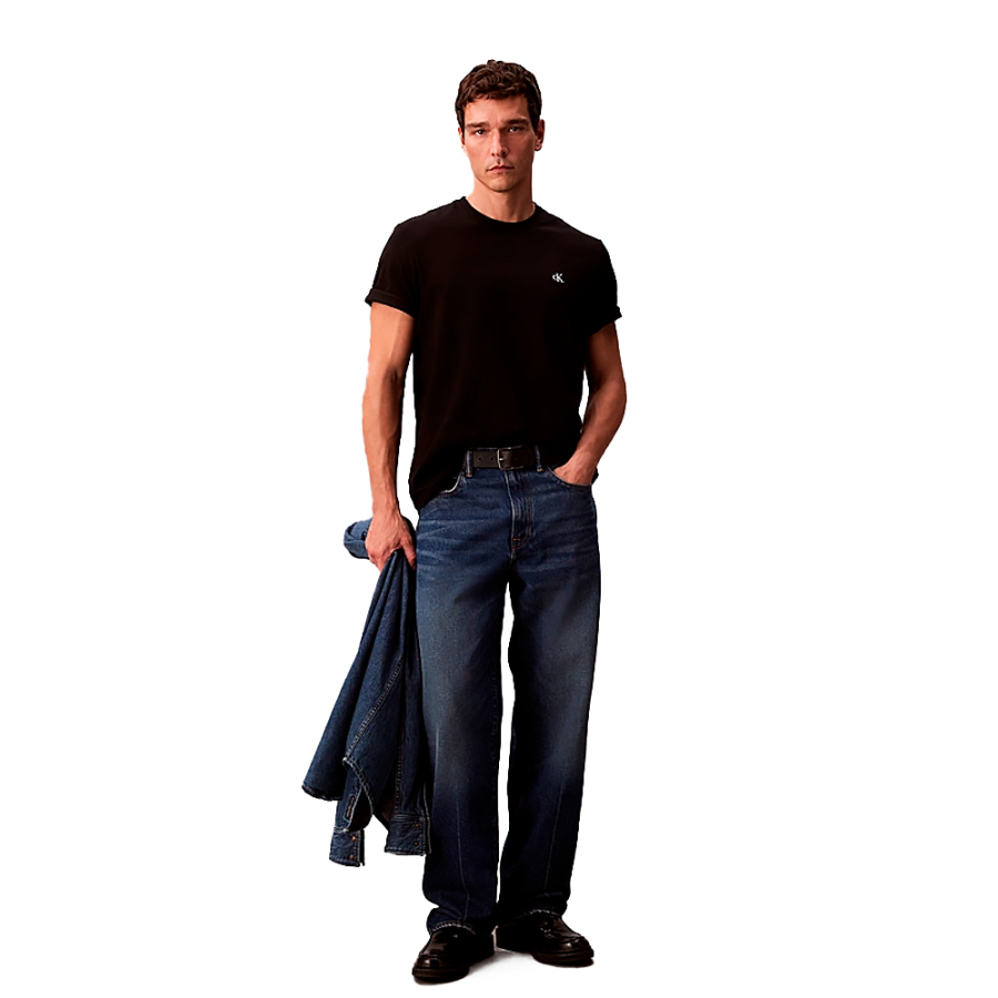 locker-sitzendes-t-shirt-mit-gesticktem-monogramm