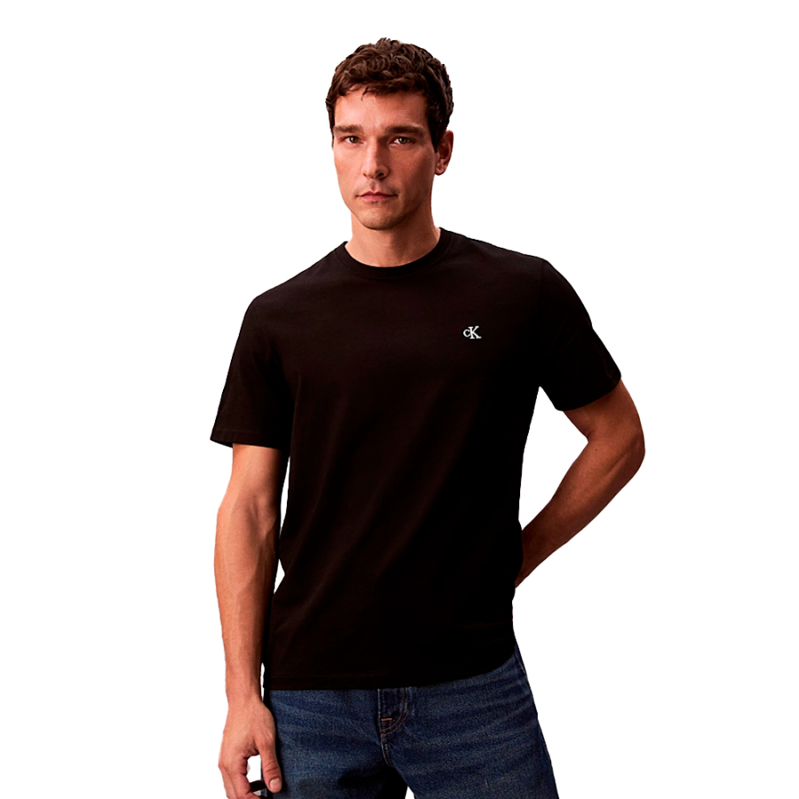 locker-sitzendes-t-shirt-mit-gesticktem-monogramm
