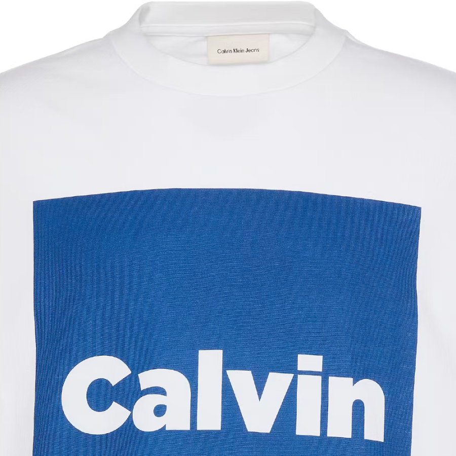 locker-sitzendes-t-shirt-mit-box-logo-grafik