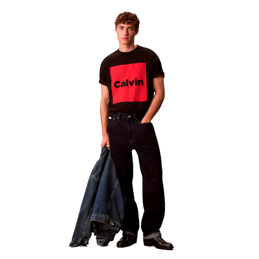 camiseta-folgada-com-logotipo-em-caixa camiseta-folgada-com-logotipo-em-caixa