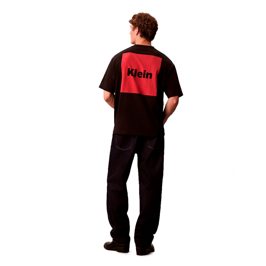 camiseta-folgada-com-logotipo-em-caixa camiseta-folgada-com-logotipo-em-caixa