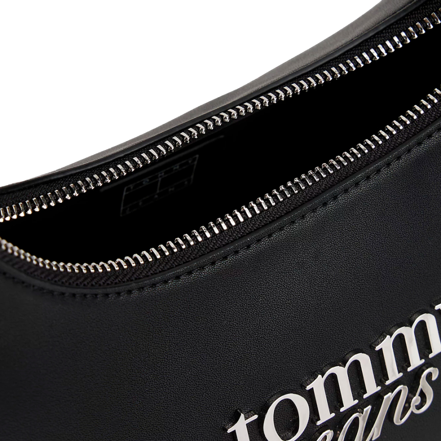 bolso-de-hombro-con-logo-metalico bolso-de-hombro-con-logo-metalico