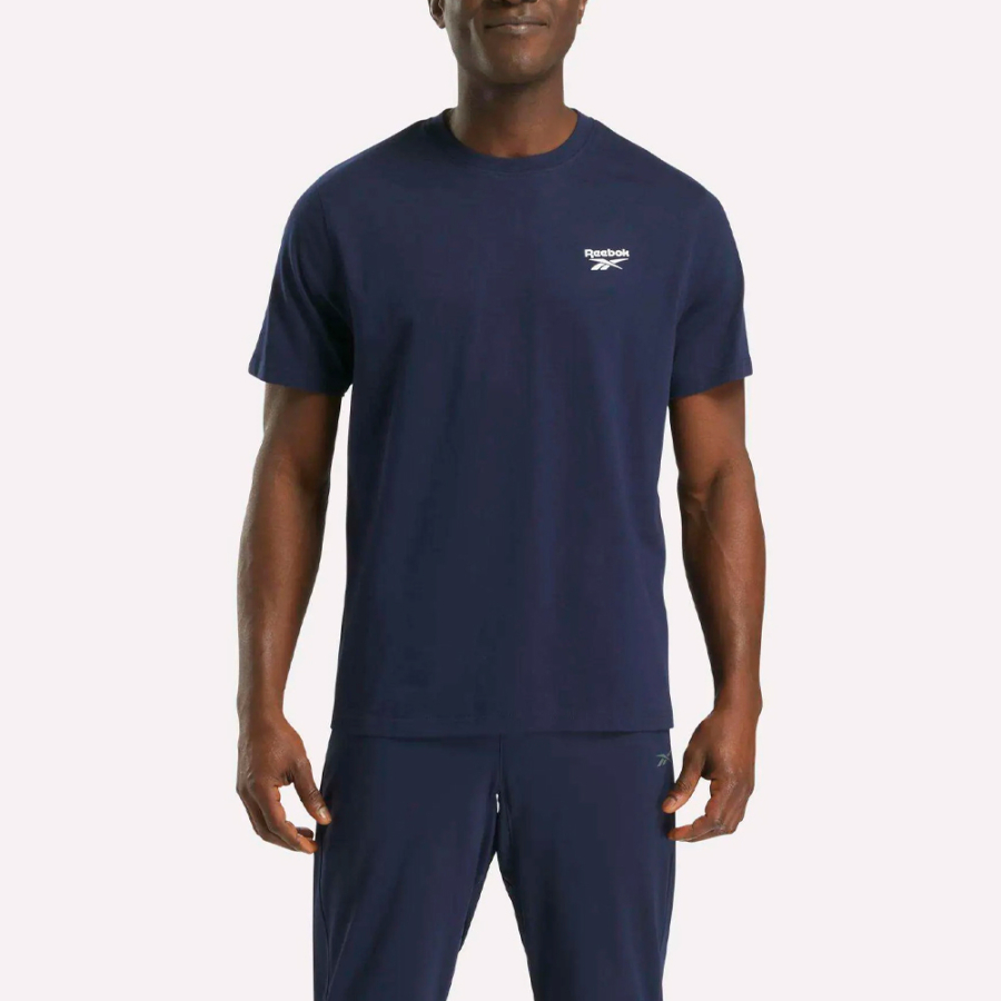 camiseta-com-gola-redonda-e-logo