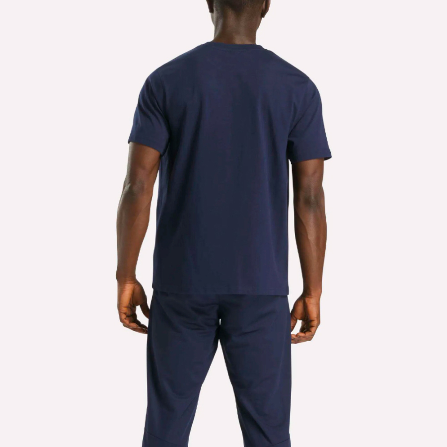 camiseta-com-gola-redonda-e-logo