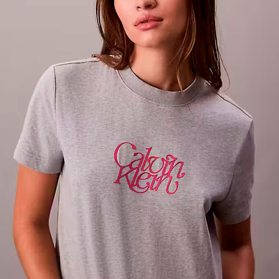 fitted-script-logo-t-shirt