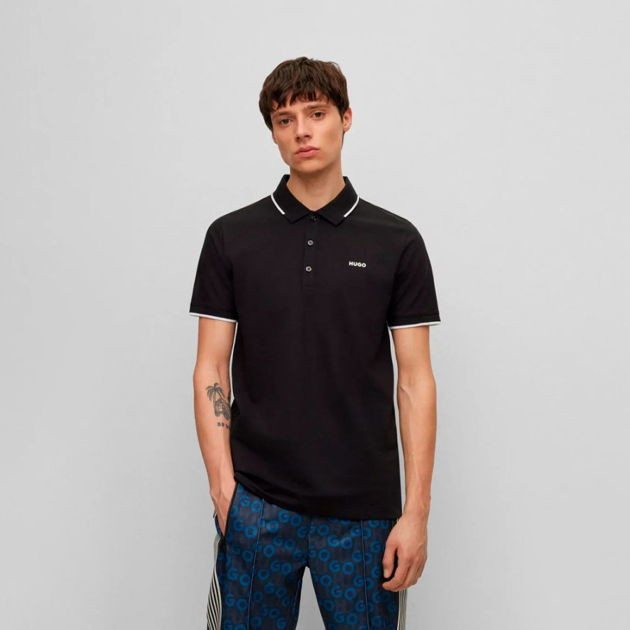 schmal-geschnittenes-polo-shirt-mit-aufgedrucktem-logo schmal-geschnittenes-polo-shirt-mit-aufgedrucktem-logo