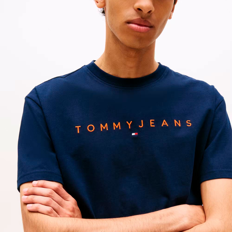 t-shirt-con-logo-lineare-ricamato