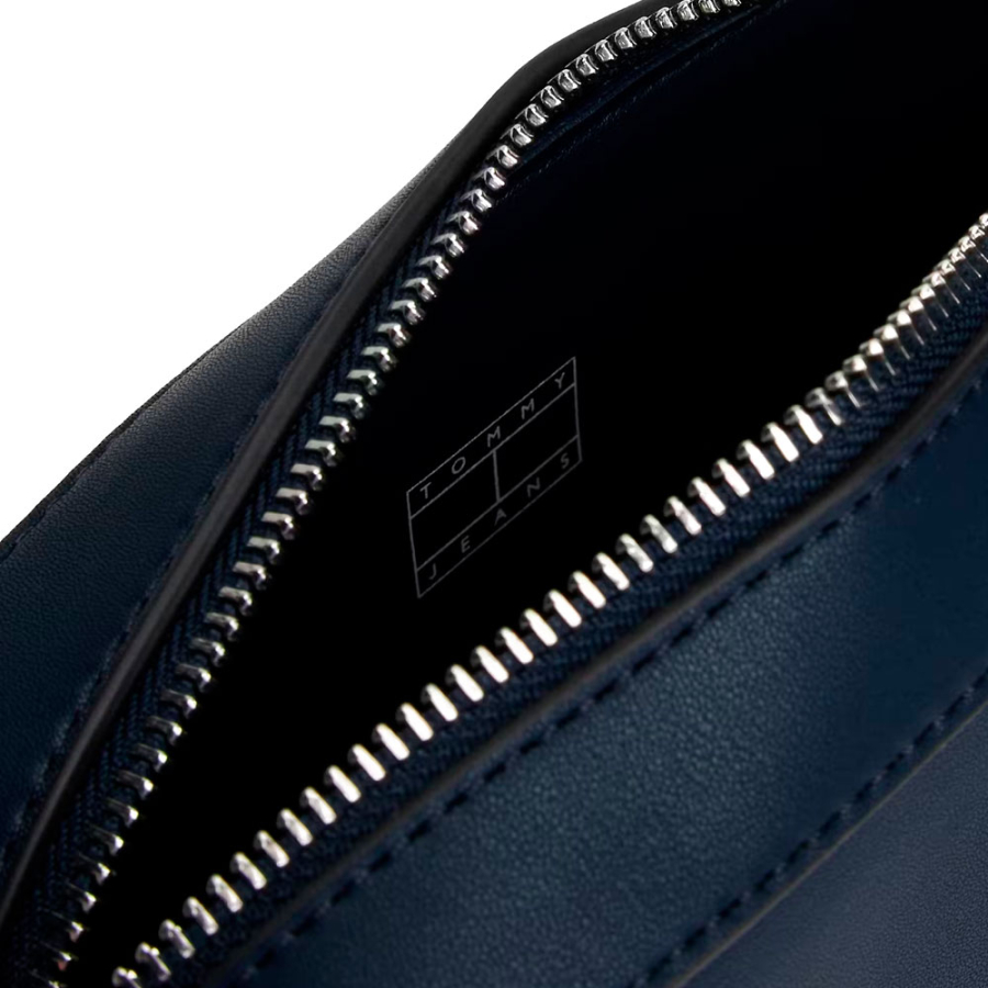 handtasche-mit-logo-abzeichen handtasche-mit-logo-abzeichen