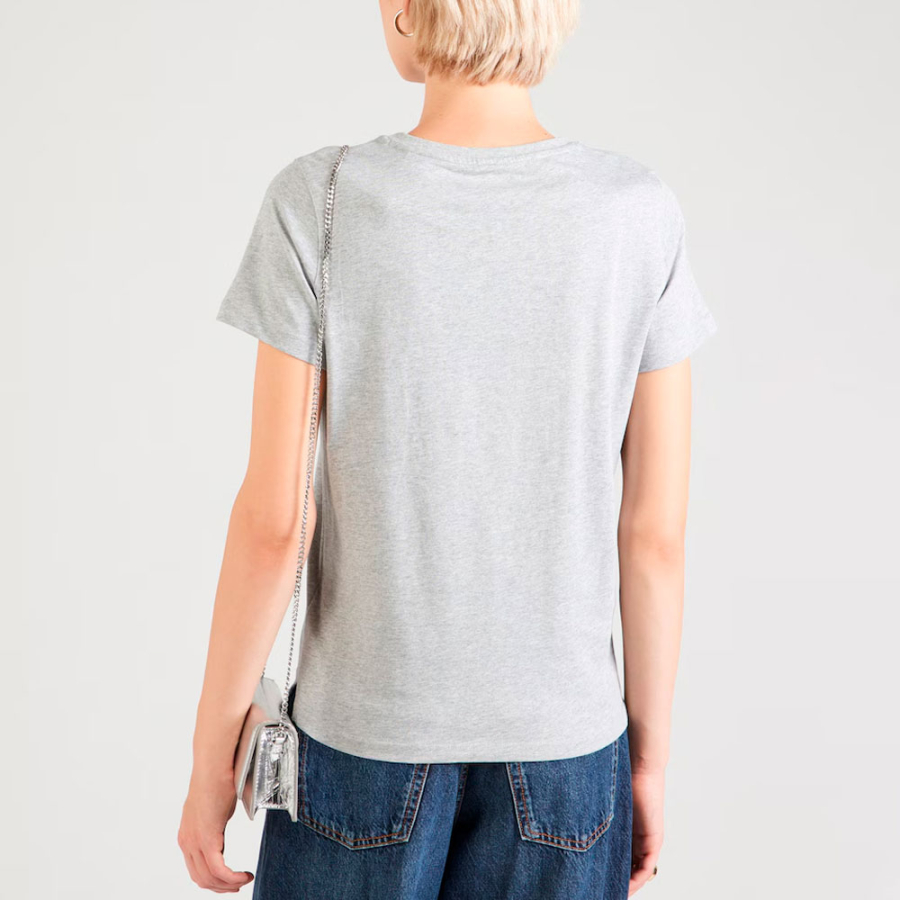 camiseta-com-logo-triangular camiseta-com-logo-triangular