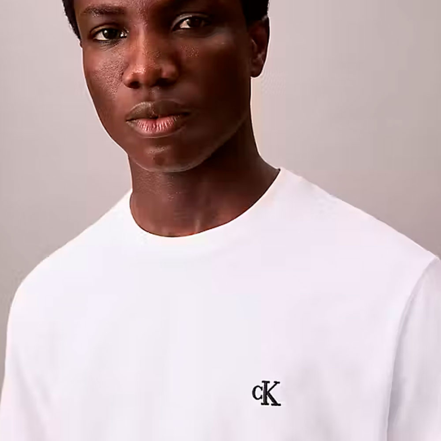 t-shirt-ample-avec-monogramme-brode t-shirt-ample-avec-monogramme-brode