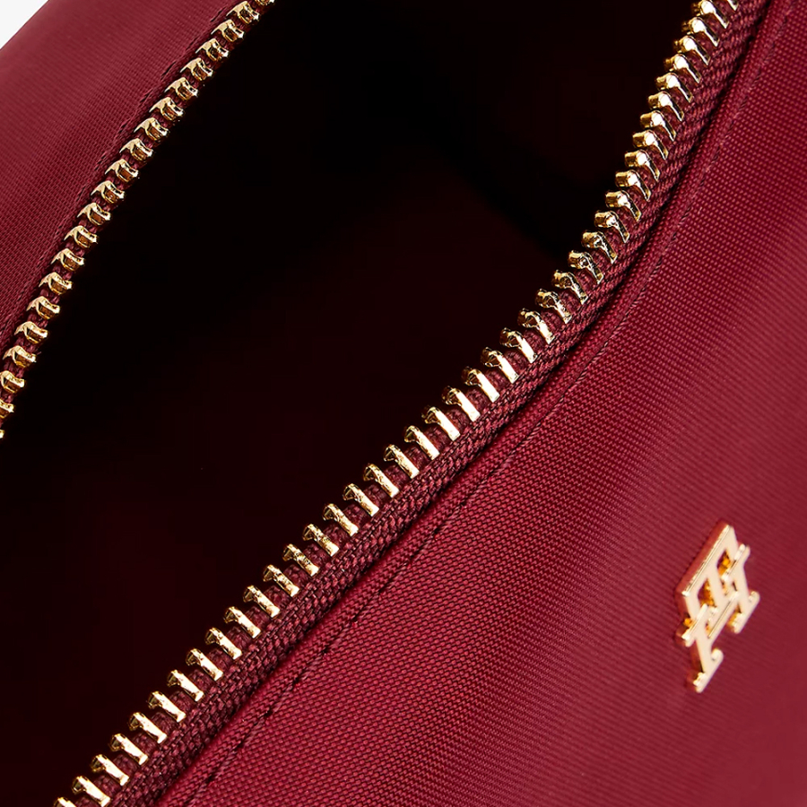 neceser-con-inscripcion-y-monograma-th neceser-con-inscripcion-y-monograma-th