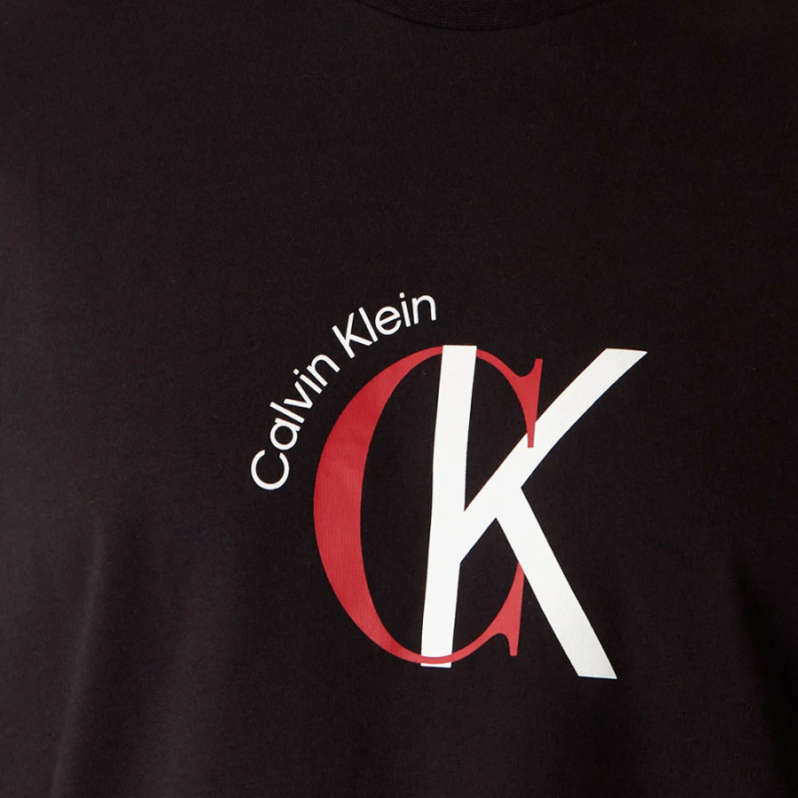 t-shirt-avec-monogramme-sur-le-devant