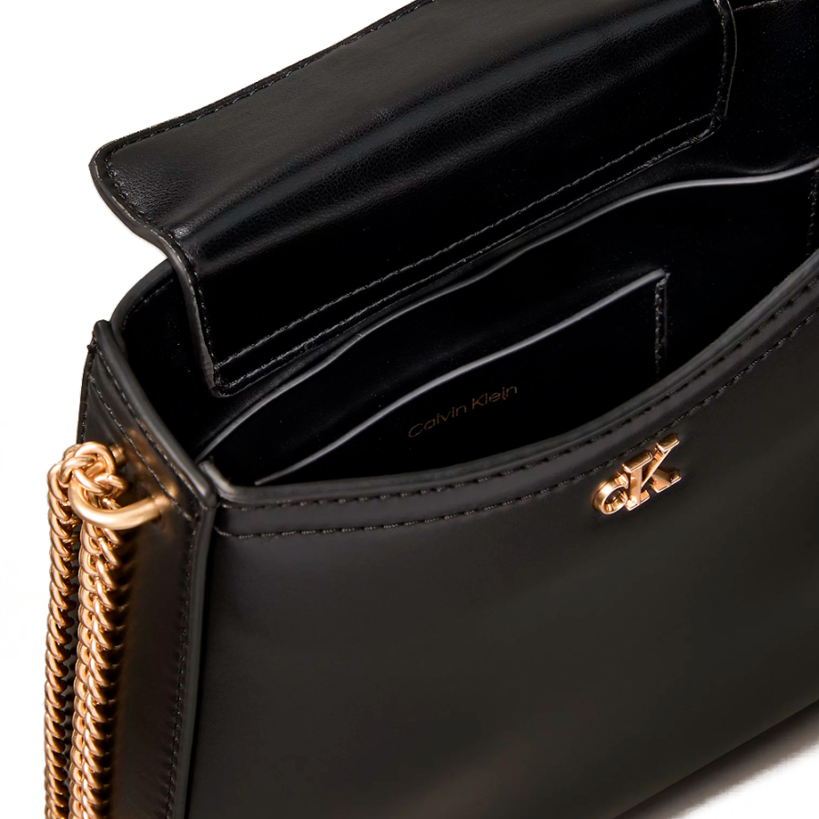 bolso-saddle-con-cadena-y-monograma