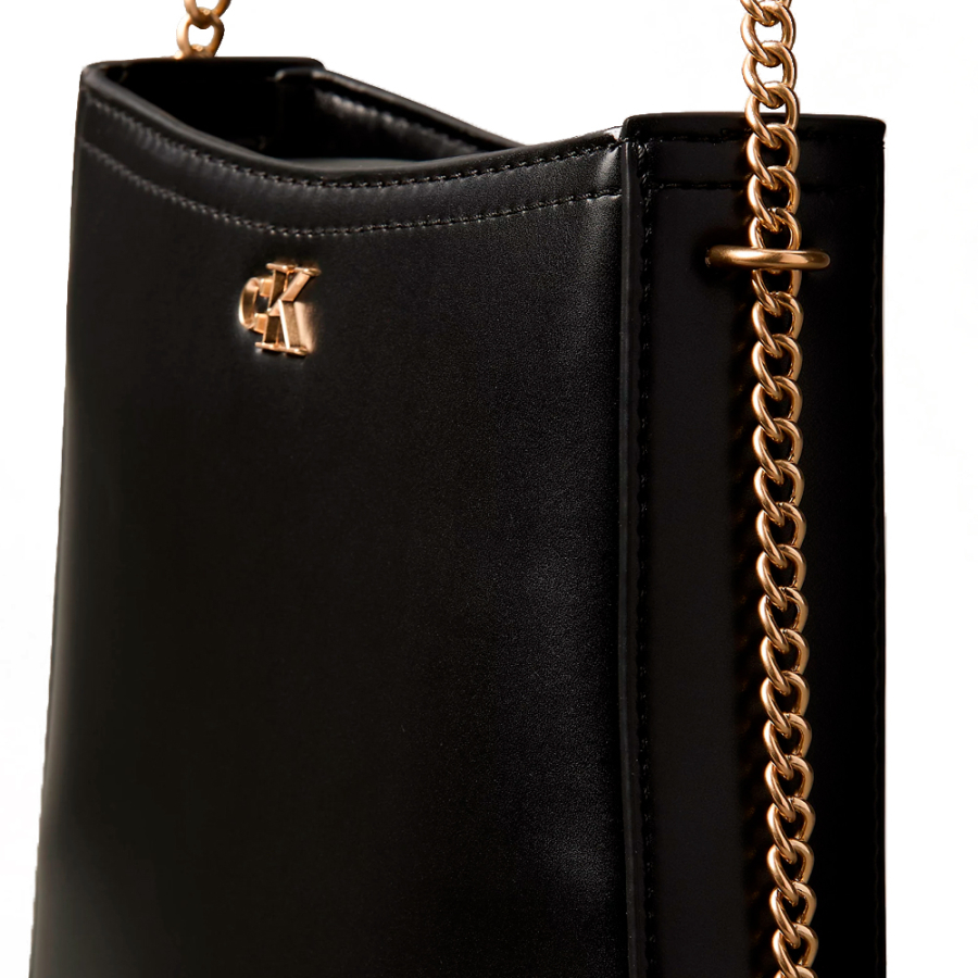 bolsa-de-selim-com-corrente-e-monograma bolsa-de-selim-com-corrente-e-monograma