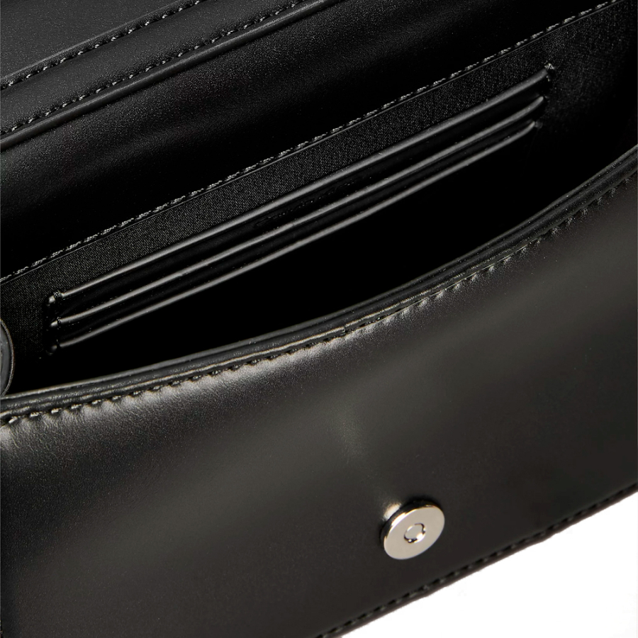 mini-bolsa-acolchoada-com-logotipo-em-emblema mini-bolsa-acolchoada-com-logotipo-em-emblema