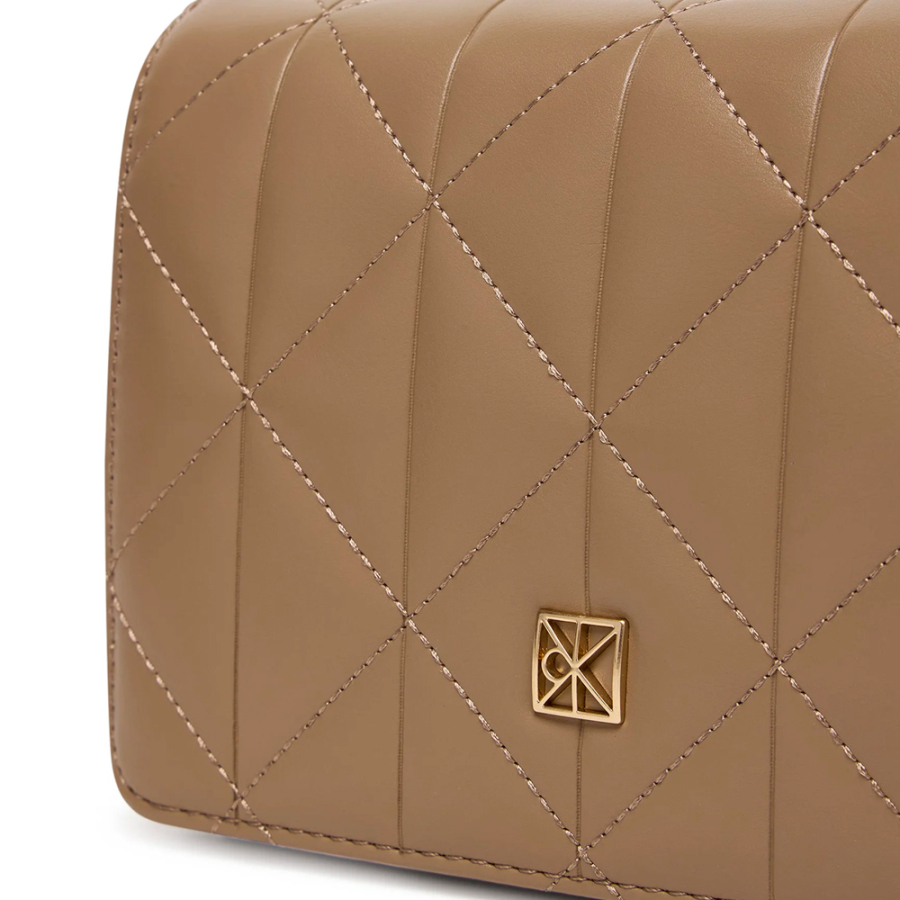 mini-sac-matelasse-avec-logo-embleme mini-sac-matelasse-avec-logo-embleme