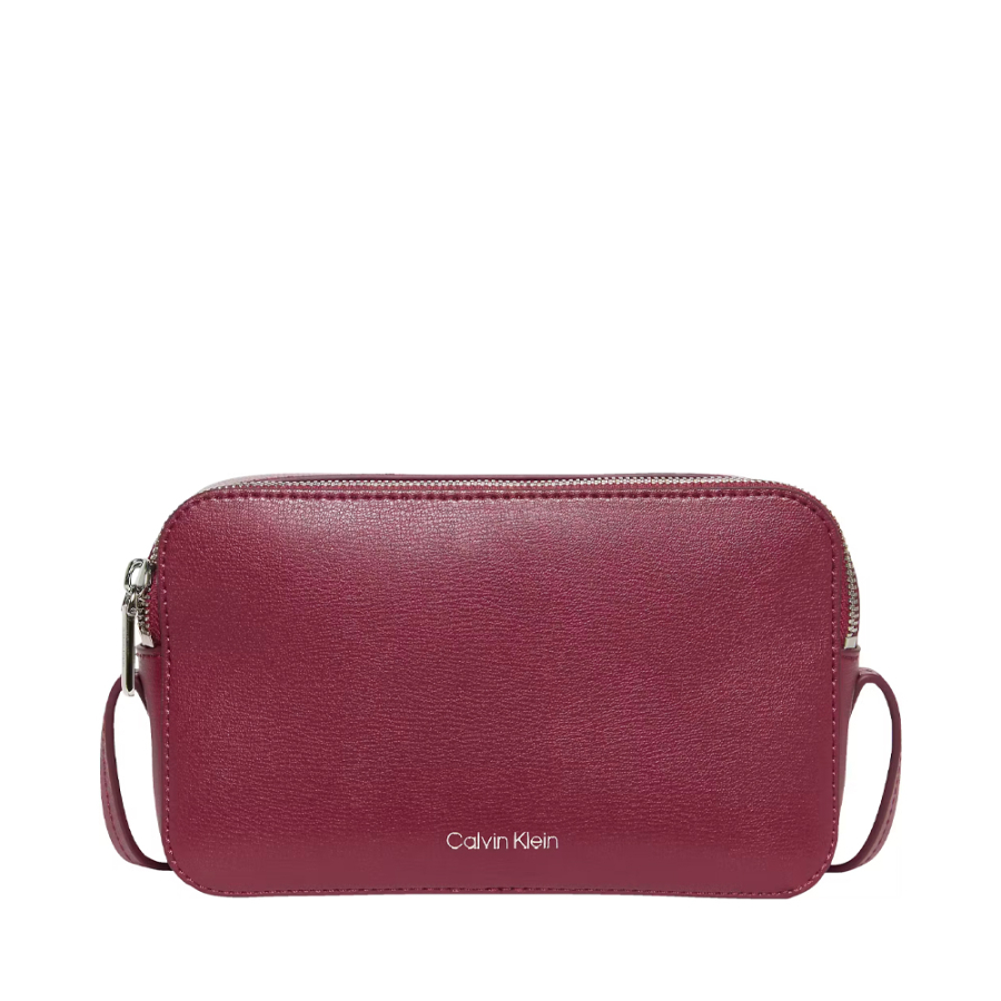 umhangetasche-mit-metalllogo umhangetasche-mit-metalllogo