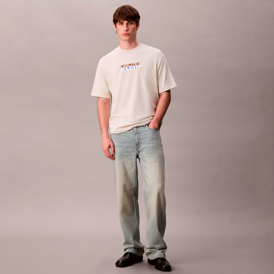 locker-sitzendes-t-shirt-mit-blockgrafiklogo