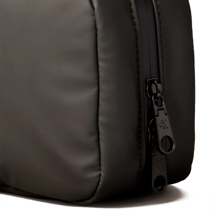 hanging-puffer-style-toiletry-bag