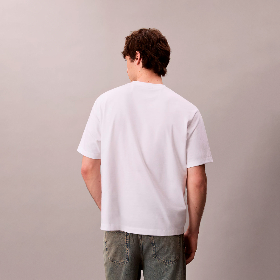 loose-fitting-t-shirt-with-graphic-logo