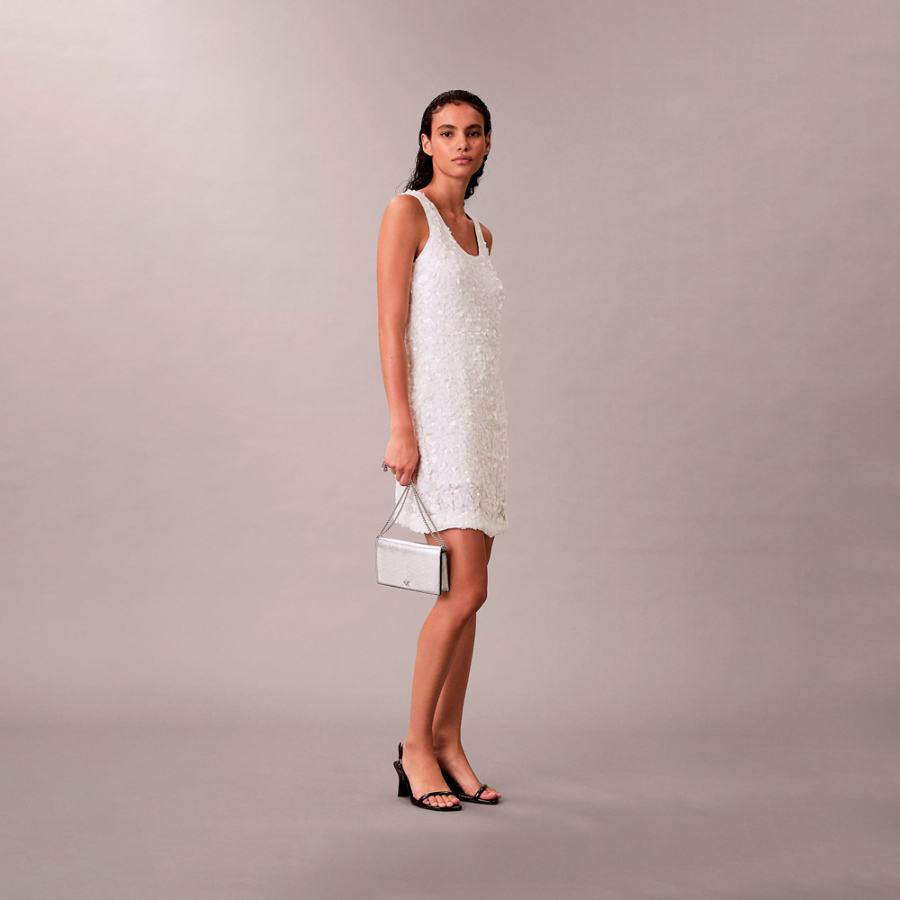 cartera-de-cadena-metalica-con-monograma