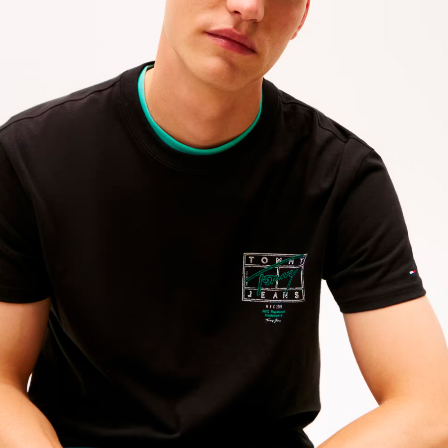 camiseta-com-logotipos-com-efeito-de-spray camiseta-com-logotipos-com-efeito-de-spray