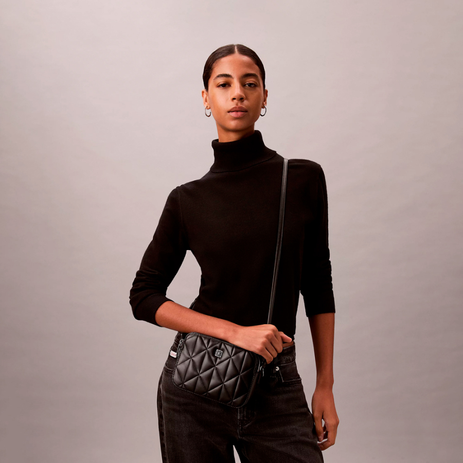 sac-bandouliere-rembourre-avec-double-fermeture-eclair-et-logo-emblematique sac-bandouliere-rembourre-avec-double-fermeture-eclair-et-logo-emblematique