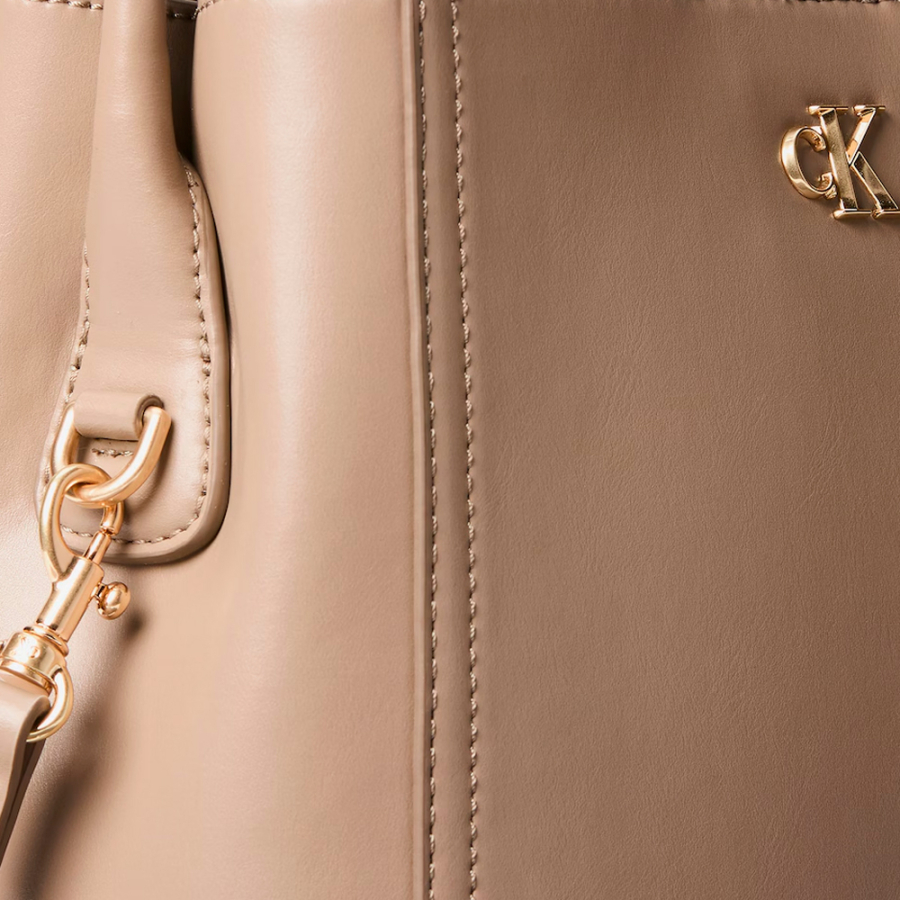 bolsa-tipo-saco-com-logotipo-monogramado-e-detalhes-em-metal bolsa-tipo-saco-com-logotipo-monogramado-e-detalhes-em-metal