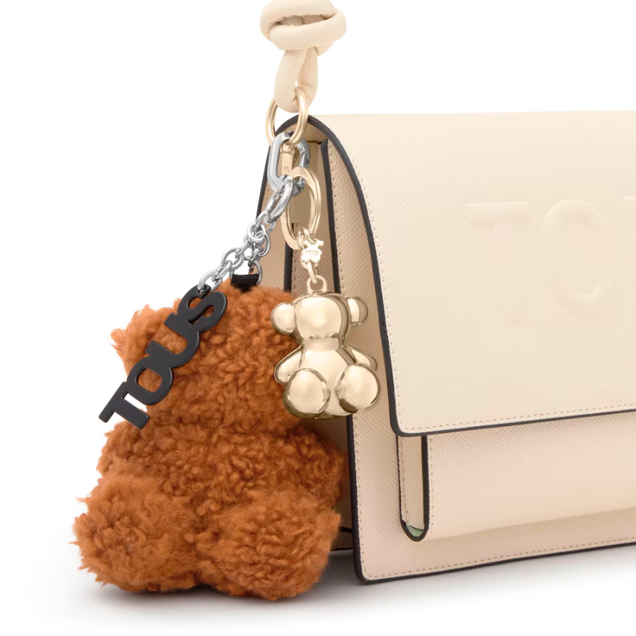 schlusselanhanger-aus-schwarzem-fleece-mit-barenmotiv