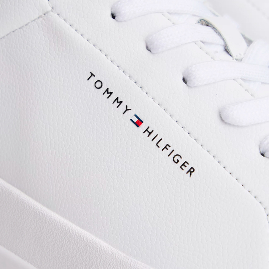 tennisschuhe-aus-leder-mit-logo