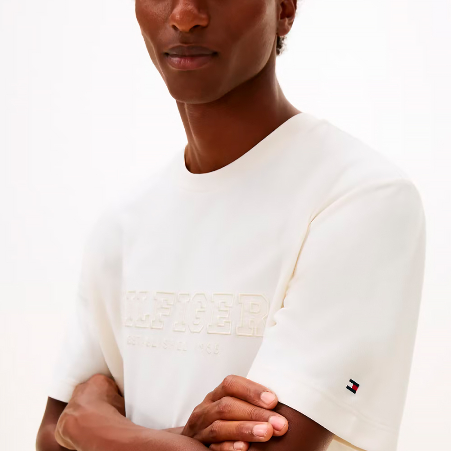 camiseta-de-gola-redonda-com-logotipo-bordado camiseta-de-gola-redonda-com-logotipo-bordado