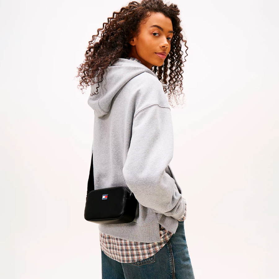 borsa-a-tracolla-essenziale-con-logo-in-metallo borsa-a-tracolla-essenziale-con-logo-in-metallo