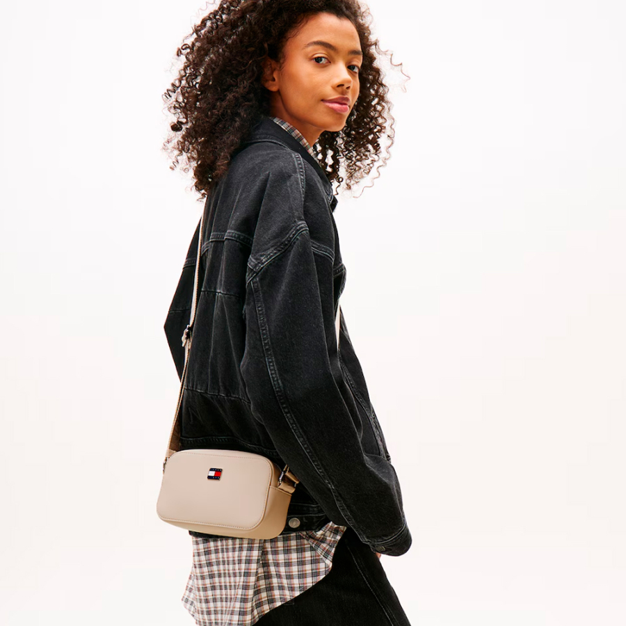 borsa-a-tracolla-essenziale-con-logo-in-metallo borsa-a-tracolla-essenziale-con-logo-in-metallo