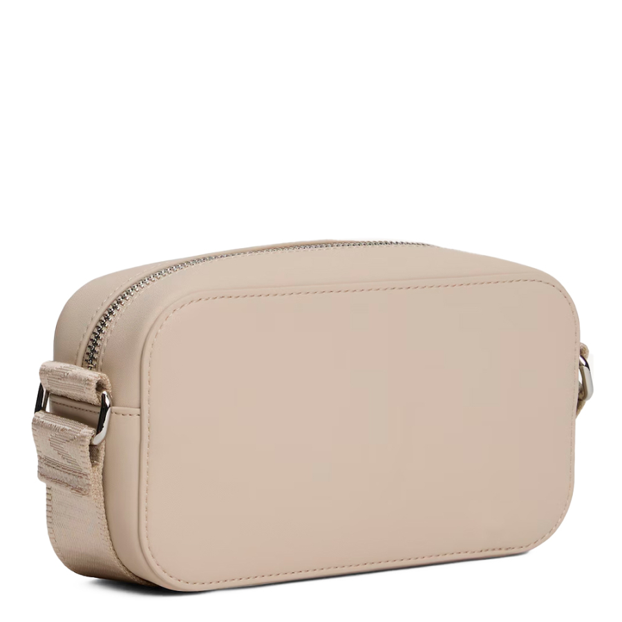 essential-crossbody-bag-with-metal-logo essential-crossbody-bag-with-metal-logo