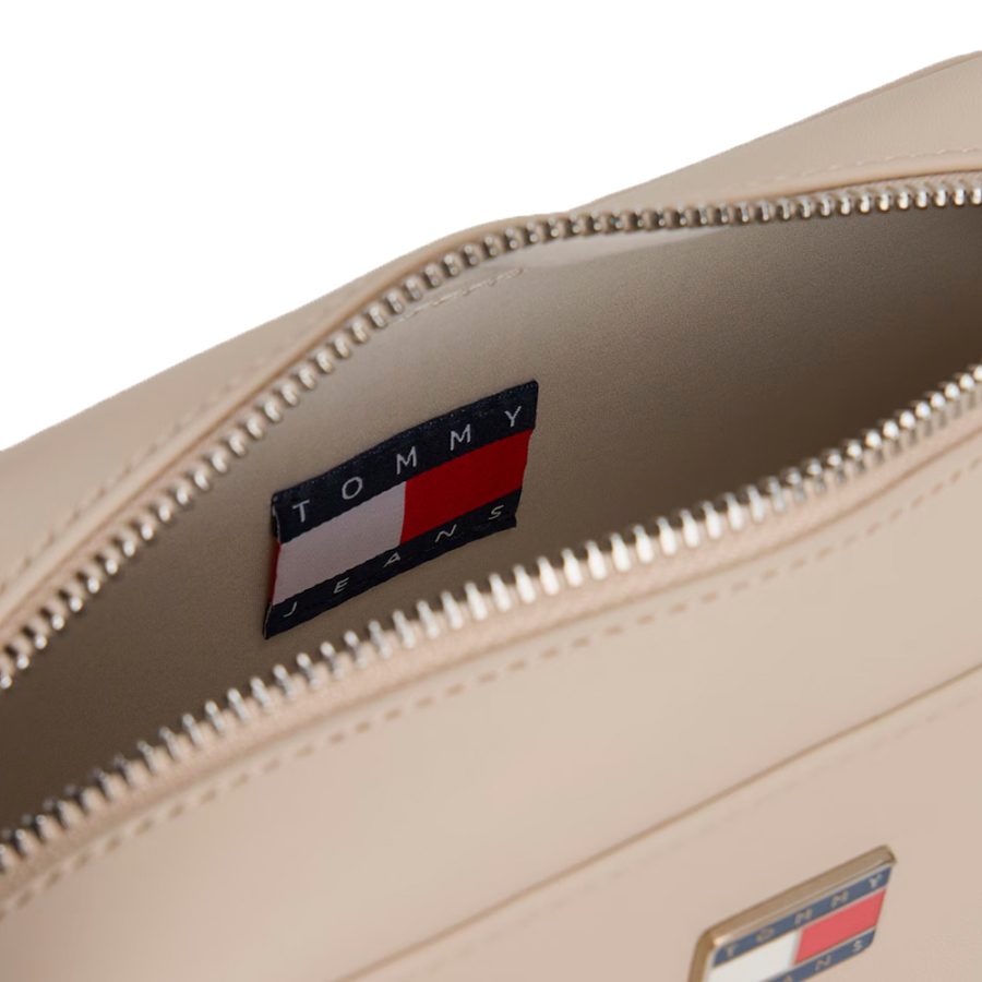 unverzichtbare-umhangetasche-mit-metalllogo unverzichtbare-umhangetasche-mit-metalllogo