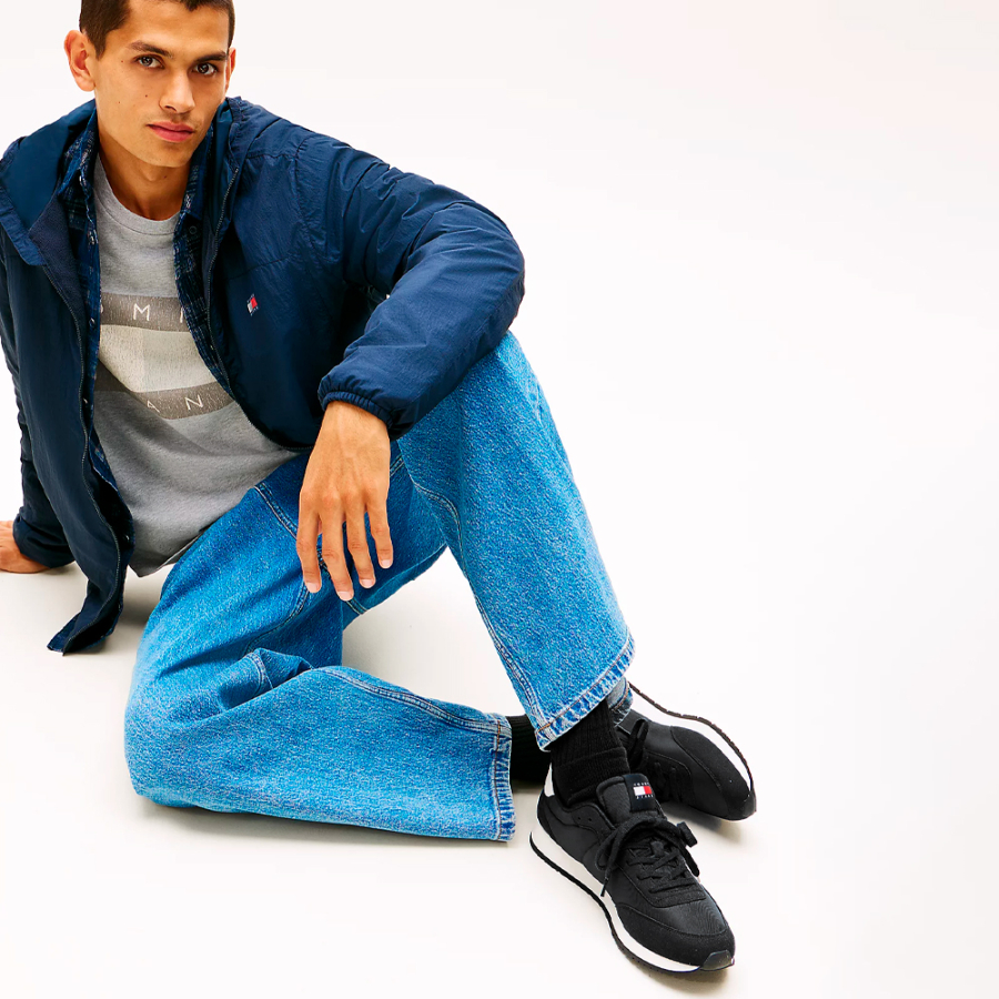 sneaker-mit-einem-materialmix