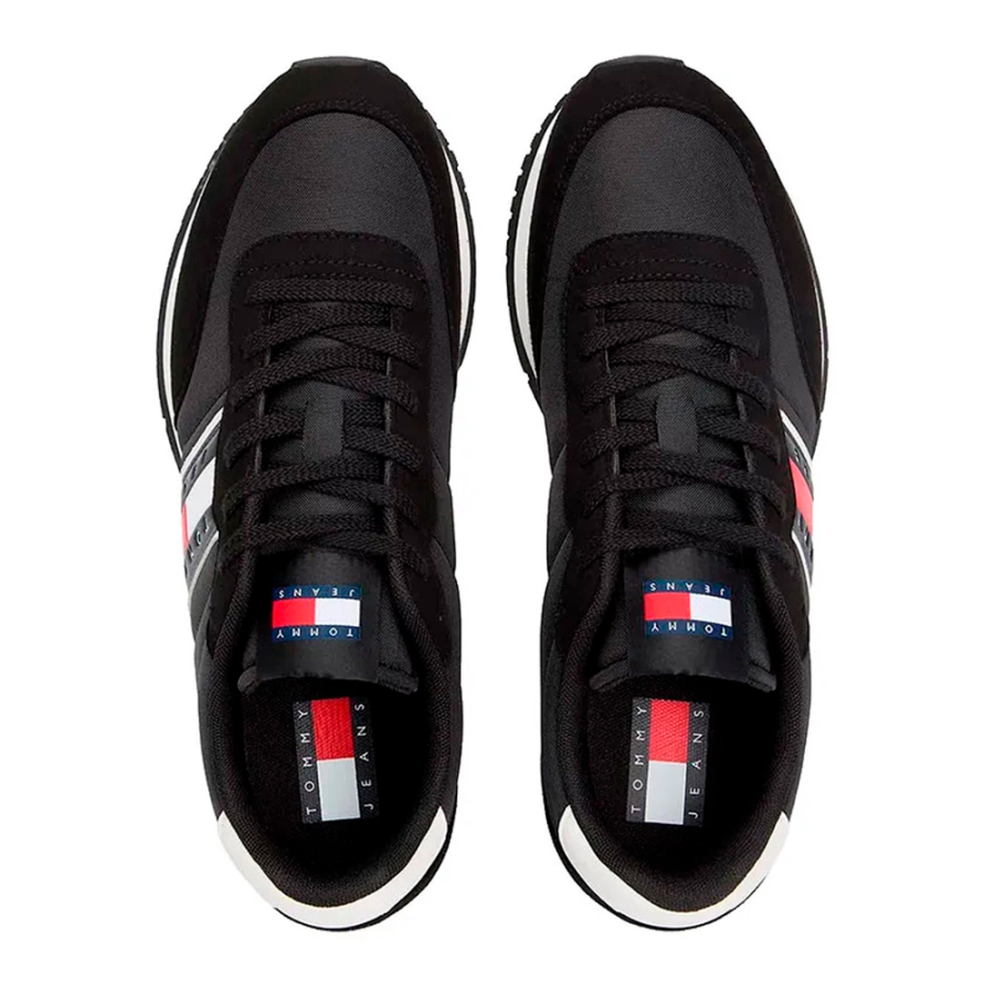 sneaker-mit-einem-materialmix