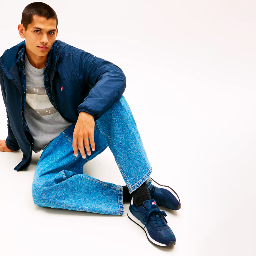 sneaker-mit-einem-materialmix