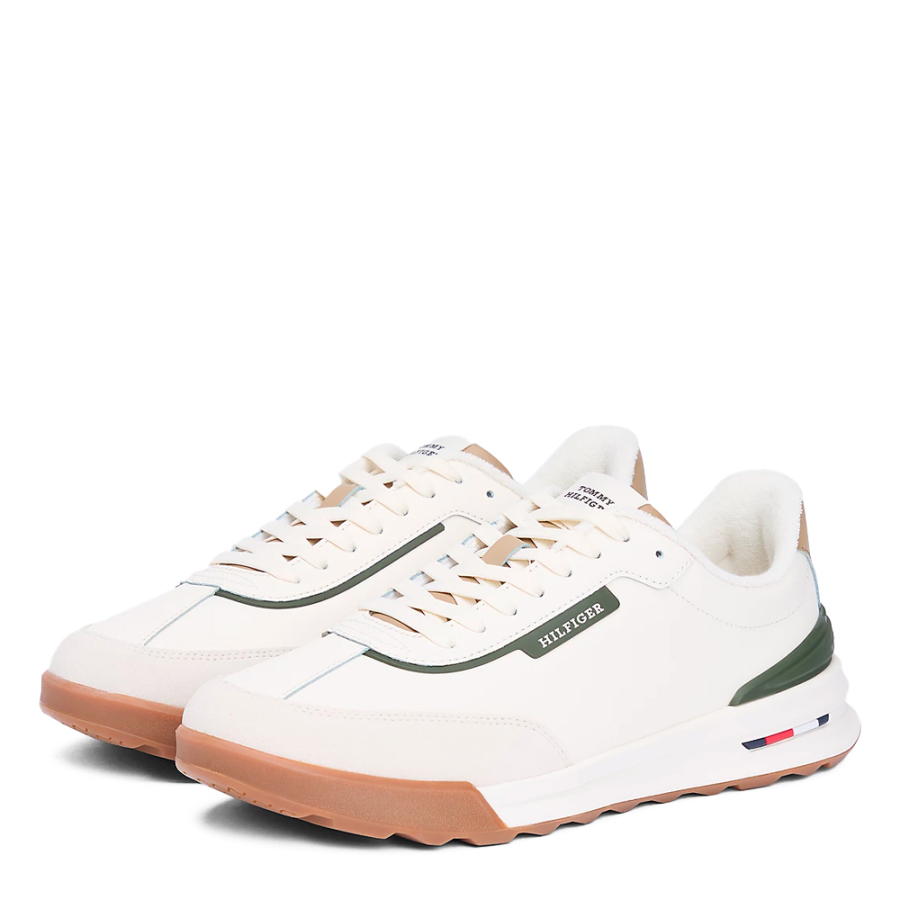 retro-sneaker-mit-einem-mix-aus-verschiedenen-texturen retro-sneaker-mit-einem-mix-aus-verschiedenen-texturen