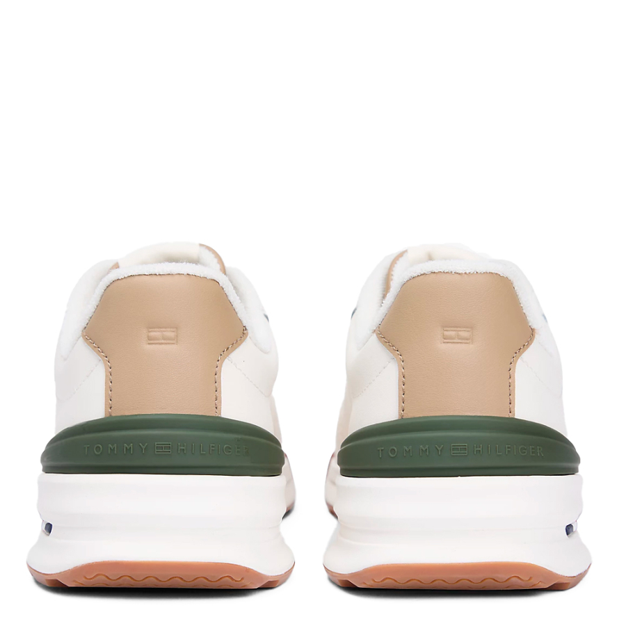 retro-sneaker-mit-einem-mix-aus-verschiedenen-texturen retro-sneaker-mit-einem-mix-aus-verschiedenen-texturen