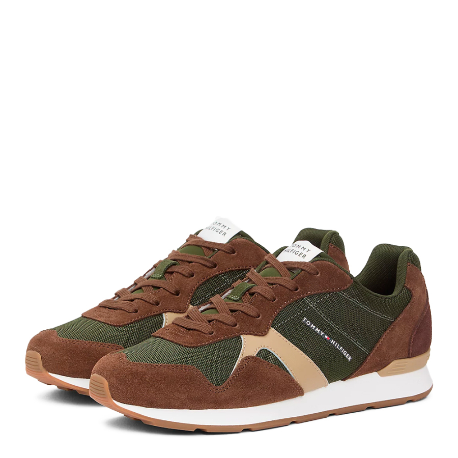 wildledersneaker-mit-einem-mix-aus-verschiedenen-texturen wildledersneaker-mit-einem-mix-aus-verschiedenen-texturen