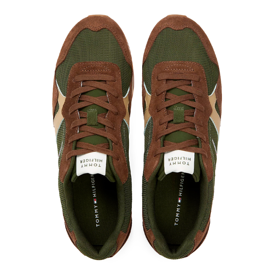 wildledersneaker-mit-einem-mix-aus-verschiedenen-texturen wildledersneaker-mit-einem-mix-aus-verschiedenen-texturen