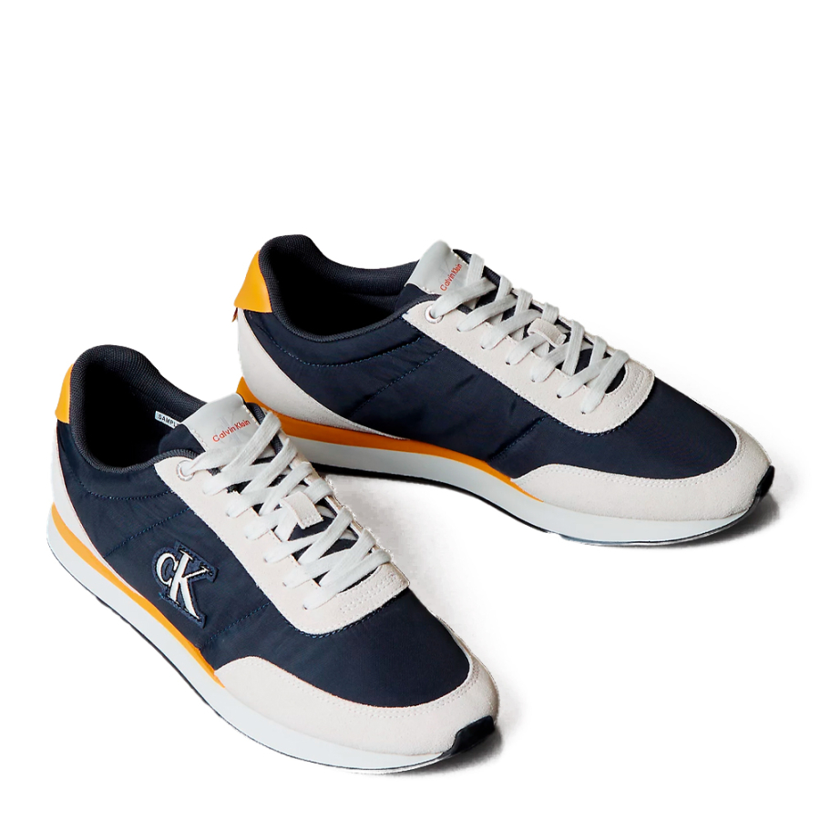 1979-laufschuhe-mit-unverwechselbarem-logo