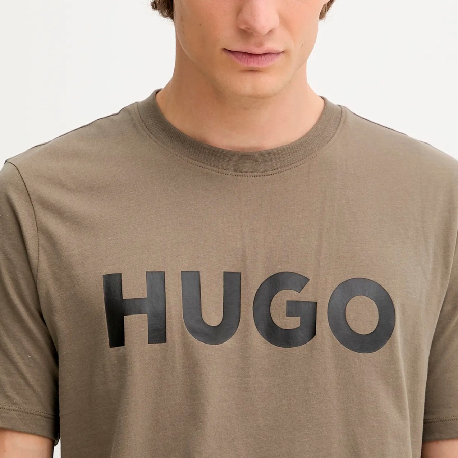 t-shirt-mit-aufgedrucktem-logo t-shirt-mit-aufgedrucktem-logo